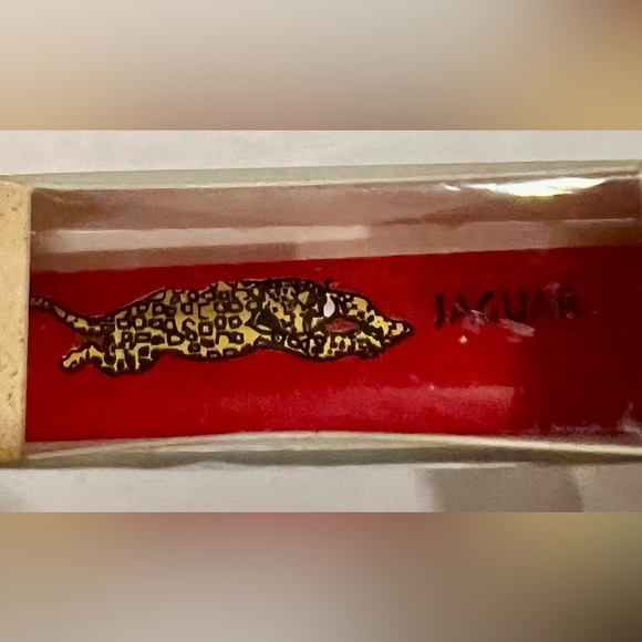 Butler Endangered Species Toothbrush Giant Panda,Jaguar,Humpback Whale,Sea Otter - Picture 8 of 9